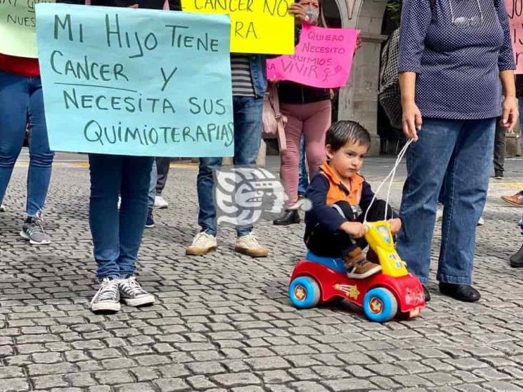 Padres de familia se manifiestan por falta de medicamentos oncológicos