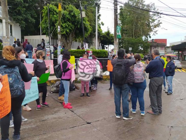 Padres de familia se manifiestan por falta de medicamentos oncológicos