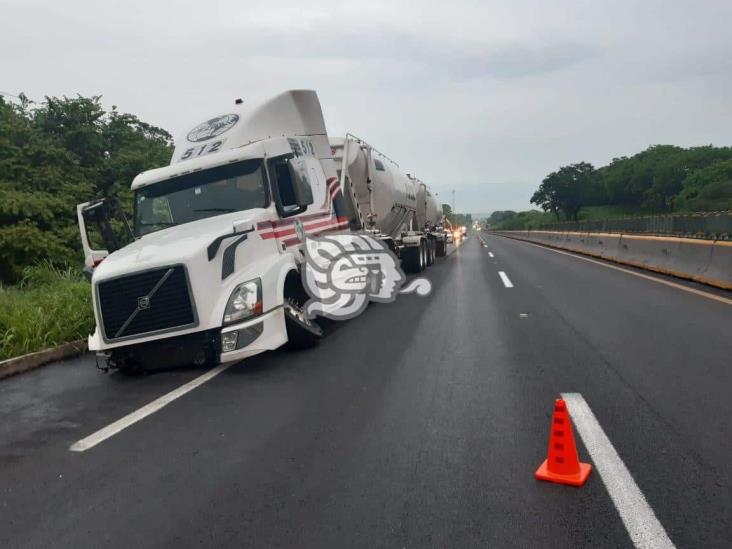 Choque entre tractocamiones sobre autopista Cosolea — La Tinaja