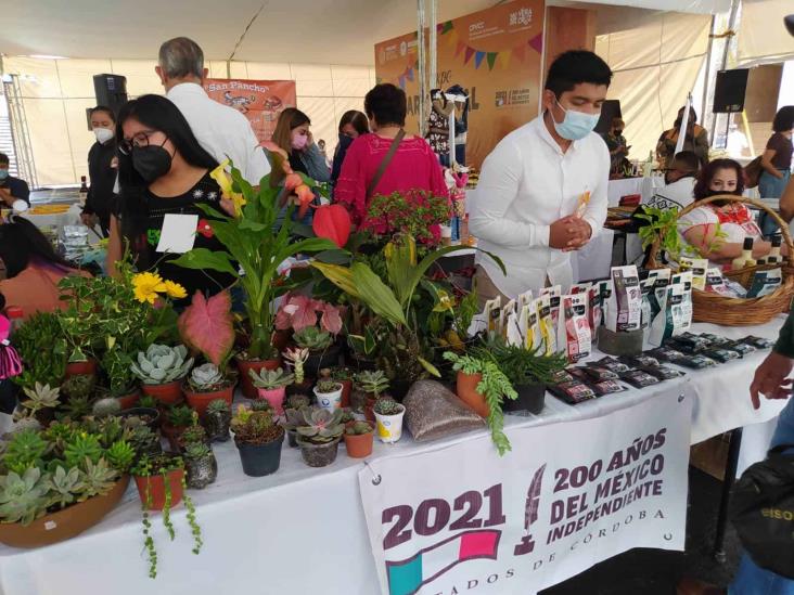 En el marco de los 200 años de la Independencia, artesanos venden productos en Xalapa