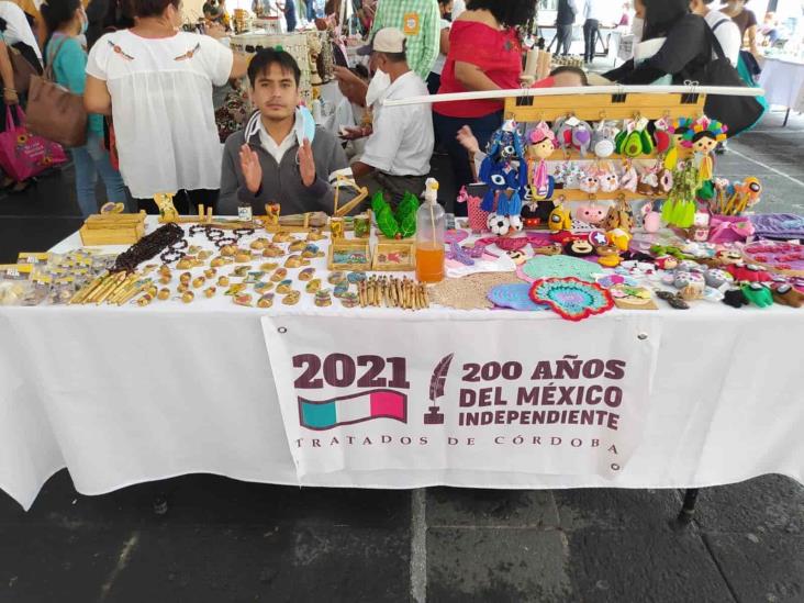 En el marco de los 200 años de la Independencia, artesanos venden productos en Xalapa