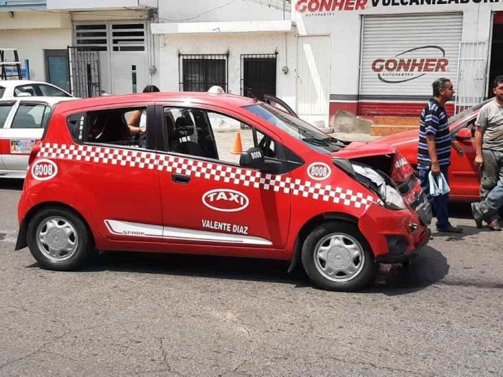 Se registra fuerte accidente en calles de Veracruz; deja dos personas lesionadas