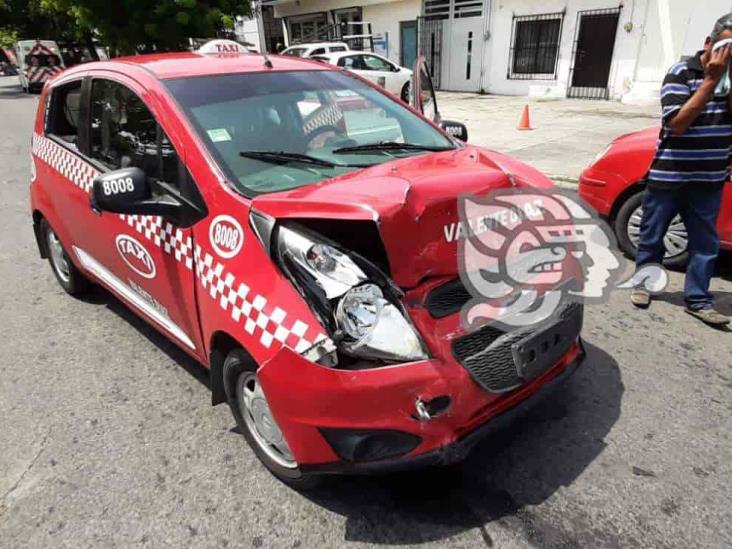 Se registra fuerte accidente en calles de Veracruz; deja dos personas lesionadas