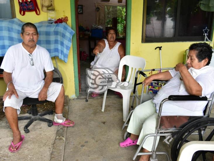 Abuelitos viven de lo que le brindan vecinos; requieren atención médica