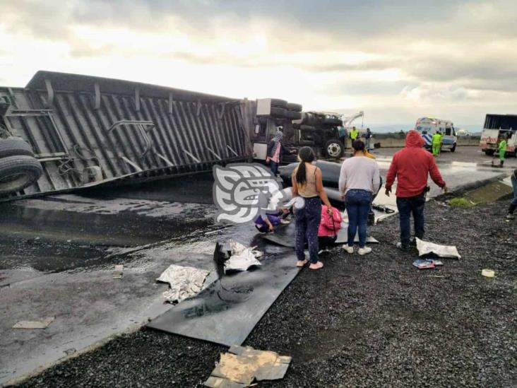 Vuelca tráiler sobre el libramiento Xalapa-Perote; hay un lesionado