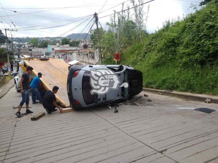 Volcadura de auto en Camino Antiguo a  Chiltoyac al fallarle los frenos