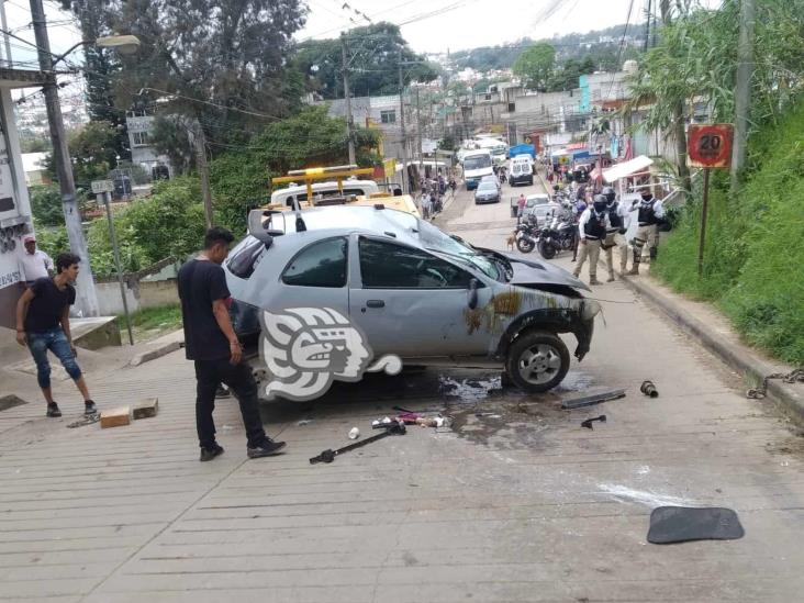 Vuelca auto en camino antiguo a Chiltoyac, en Xalapa