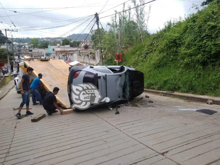 Vuelca auto en camino antiguo a Chiltoyac, en Xalapa