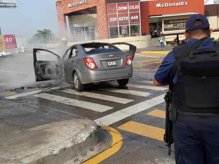 Se incendia vehículo en calles de Boca del Río