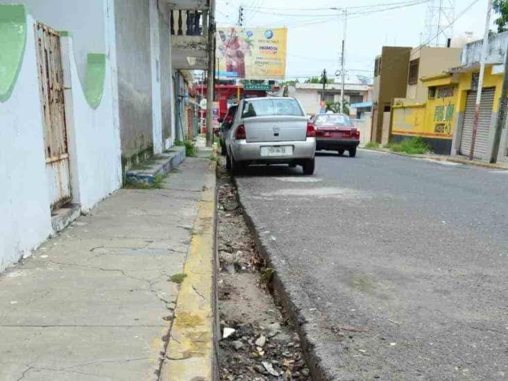 Denuncian vecinos a empresa de TV tras dejar trabajos inconclusos en Veracruz