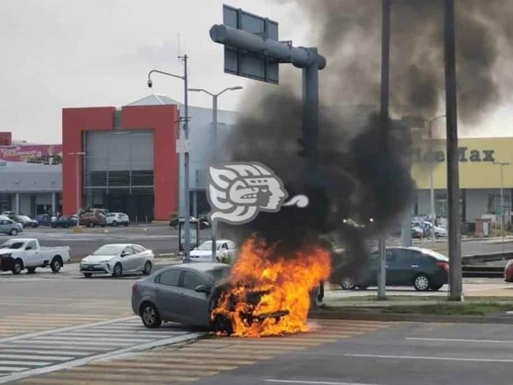 Se incendia vehículo en calles de Boca del Río