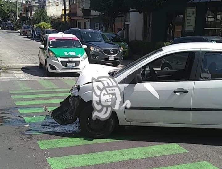 Dos heridos tras choque en calles de la Ferrer Guardia, en Xalapa