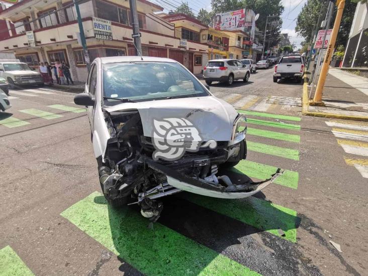 Dos heridos tras choque en calles de la Ferrer Guardia, en Xalapa