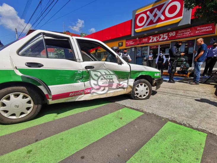 Dos heridos tras choque en calles de la Ferrer Guardia, en Xalapa