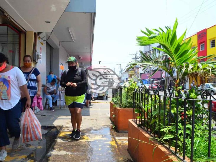 Pese a semáforo rojo en Veracruz, continua movilidad urbana