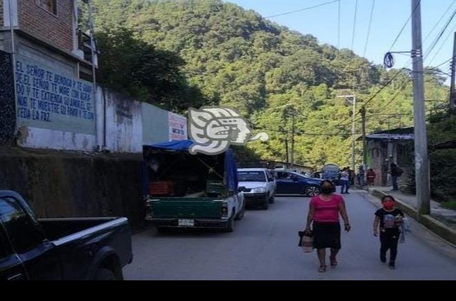 Pobladores bloquean carretera Zongolica-Mixtla; demandan rehabilitación