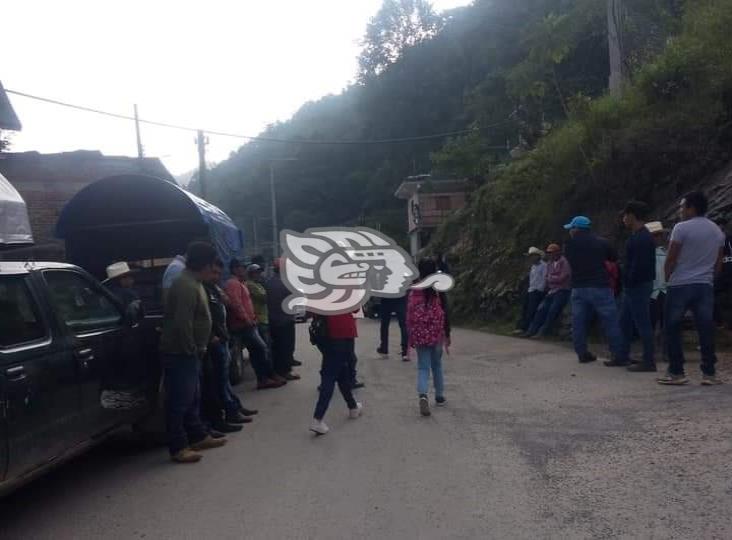 Pobladores bloquean carretera Zongolica-Mixtla; demandan rehabilitación