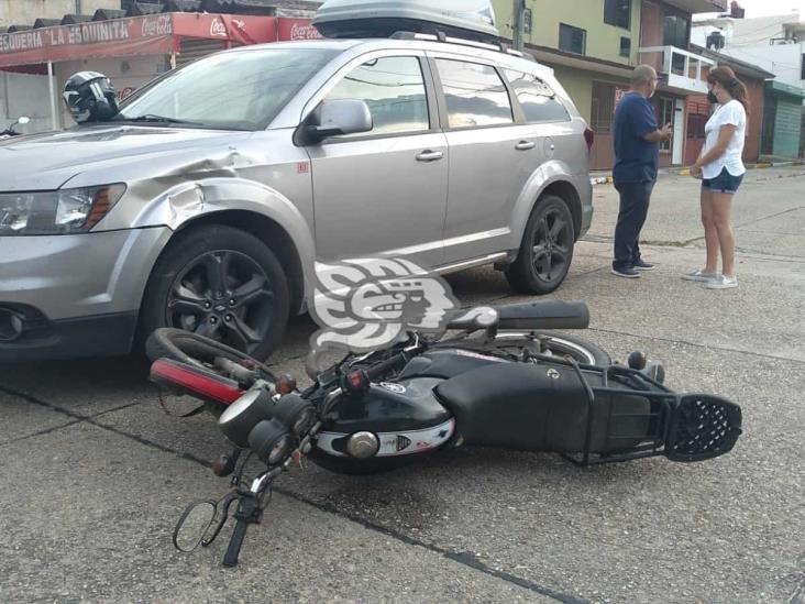 Camioneta embiste a motociclista en el Centro de Coatzacoalcos