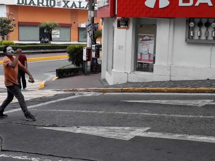 ¡Reparte diversión! Raúl recorre los cruceros de Xalapa vestido de mimo