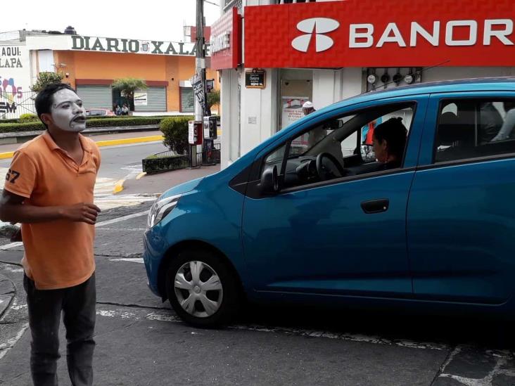 ¡Reparte diversión! Raúl recorre los cruceros de Xalapa vestido de mimo