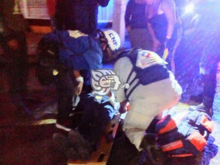 Joven resulta lesionado tras ser arrollado por taxi en Xalapa