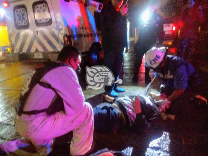 Joven resulta lesionado tras ser arrollado por taxi en Xalapa