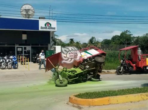 Vuelca moto carro que transportaba gas LP en Acayucan