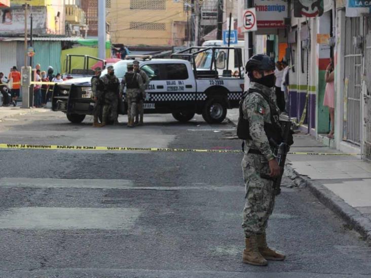 Persiguen y golpean a presunto ladrón tras intentar asaltar en zona de mercados