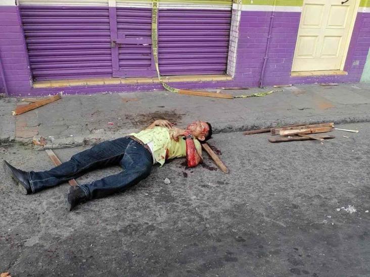 Persiguen y golpean a presunto ladrón tras intentar asaltar en zona de mercados