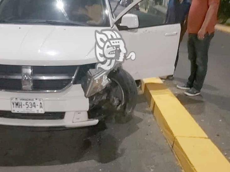 Automovilista choca y derriba luminaria en avenida Rébsamen de Xalapa