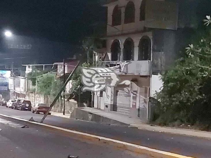 Automovilista choca y derriba luminaria en avenida Rébsamen de Xalapa