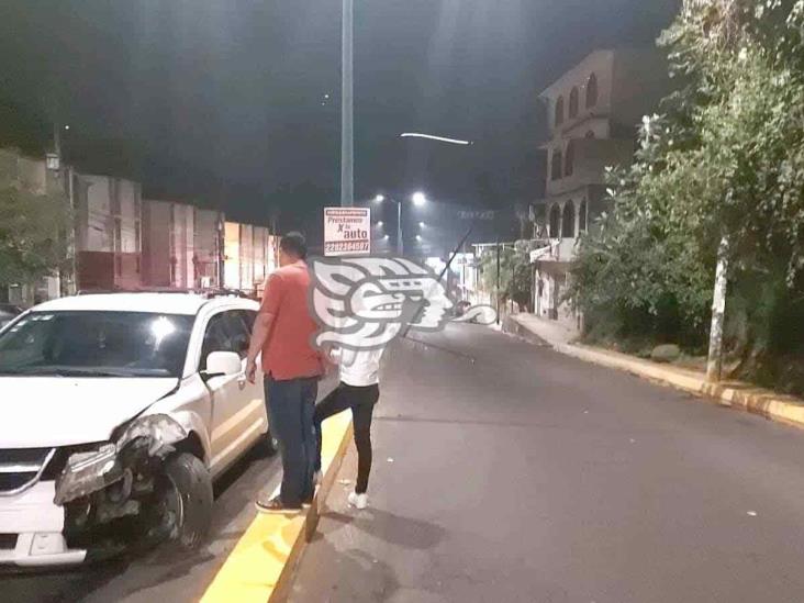 Automovilista choca y derriba luminaria en avenida Rébsamen de Xalapa