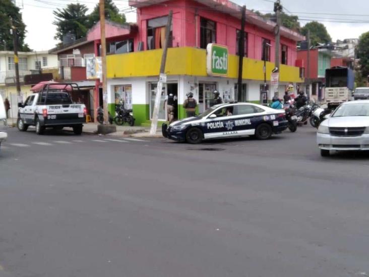 Asaltan Fasti de 28 de Agosto y Gómez Farías en Xalapa; delincuente escapa en taxi