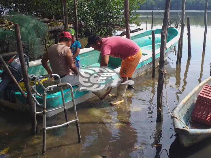 Un pescador sin límites, con su hijo y nieto se gana la vida honradamente