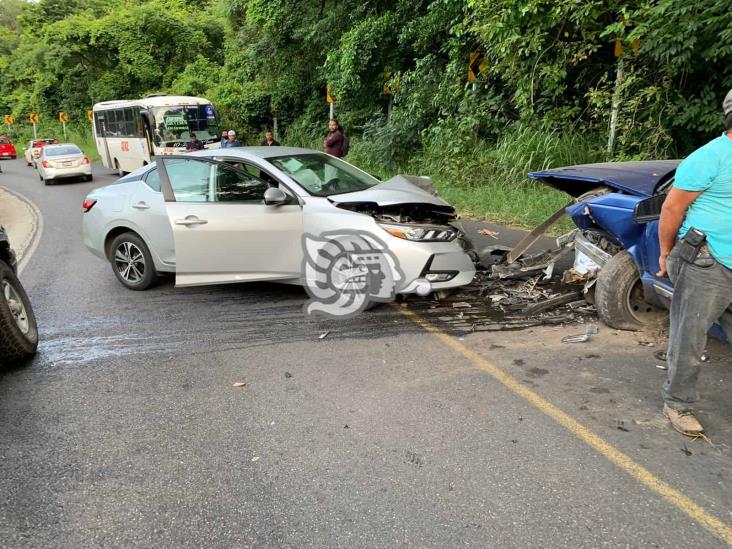 Choque entre auto y camioneta en Tuzamapan deja dos lesionados