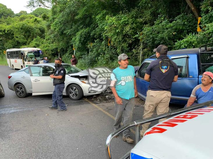 Choque entre auto y camioneta en Tuzamapan deja dos lesionados