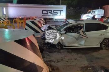 Automóvil choca contra muro de la caseta de peaje de Corral Falso; hay dos lesionados