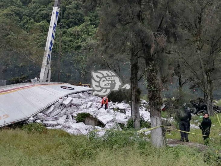 Tráiler cargado de papel higiénico vuelca en autopista Córdoba-Puebla