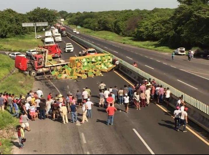 Se vuelca tráiler sobre la autopista Cosamaloapan-La Tinaja