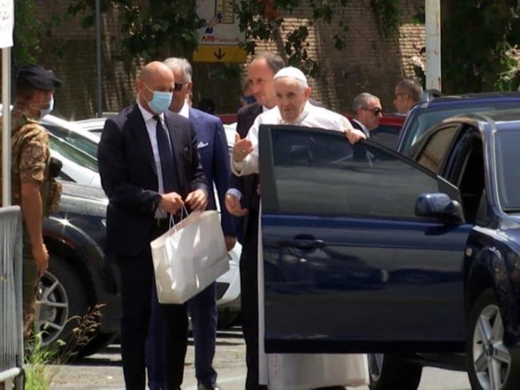 Dan de alta al papa Francisco; regresa al Vaticano