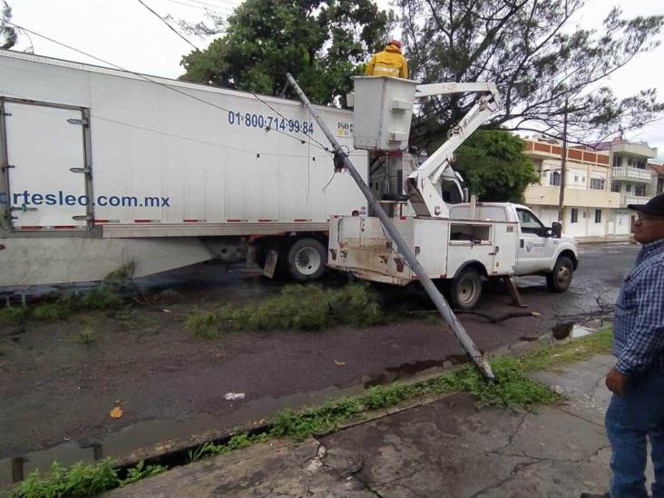 Tráiler se lleva por accidente luminaria en calles del centro de Veracruz