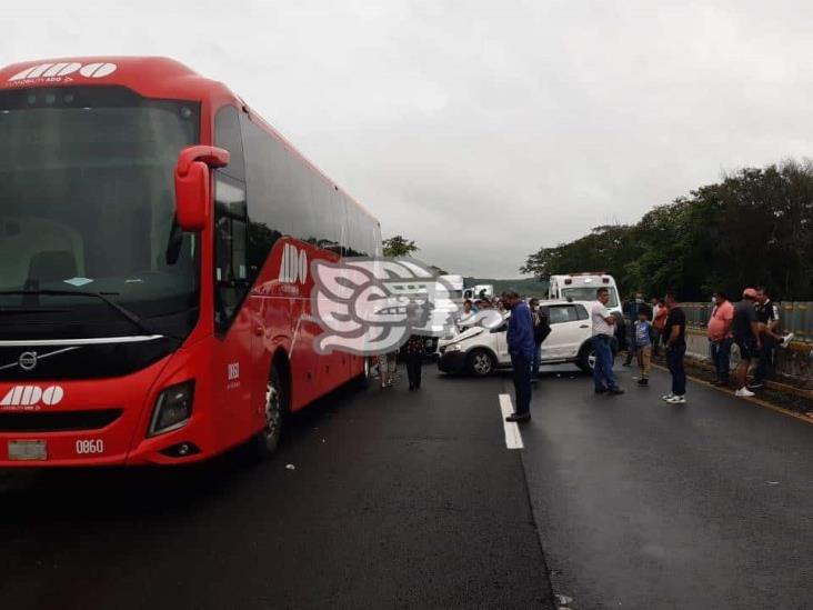 Dos heridas deja choque entre autobús y camioneta en autopista