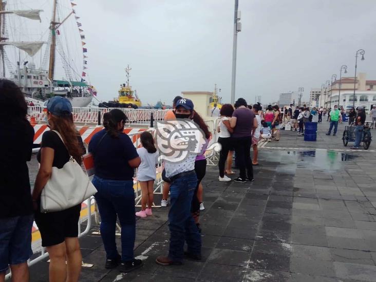 Jarochos esperan bajo la lluvia visitar el buque colombiano