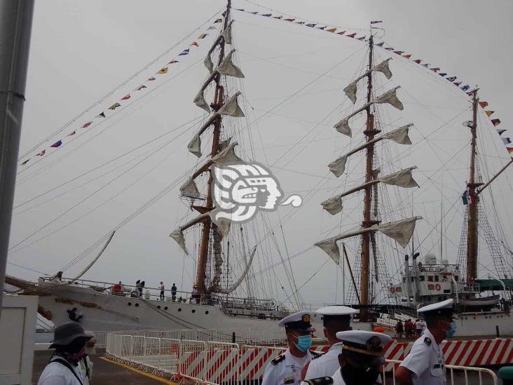 Jarochos esperan bajo la lluvia visitar el buque colombiano