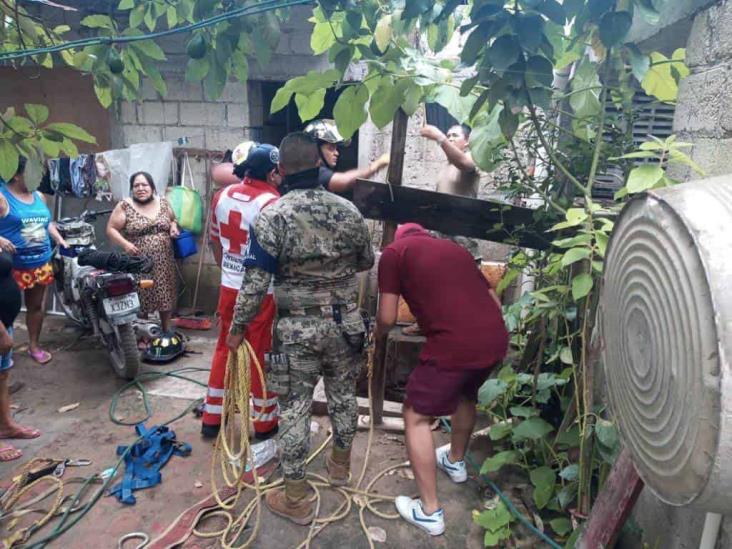 Rescatan a mujer atrapada en un pozo en Veracruz