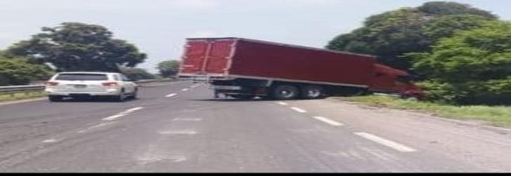 Tráiler de carga se sale de camino sobre autopista Veracruz-Córdoba