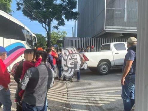 Rescatan a 170 migrantes en Tuxpan; serían rehenes del Grupo Sombra