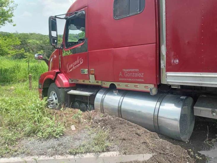 Tráiler de carga se sale de camino sobre autopista Veracruz-Córdoba