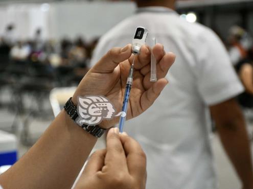 ‘Todas funcionan’; pide Cuitláhuac a jóvenes confiar en vacunas vs covid