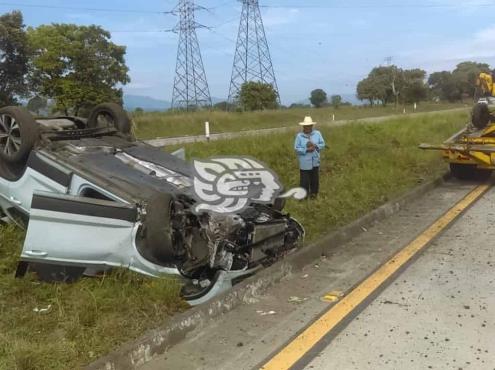Vuelca camioneta en autopista Córdoba-Veracruz; hay 3 lesionados